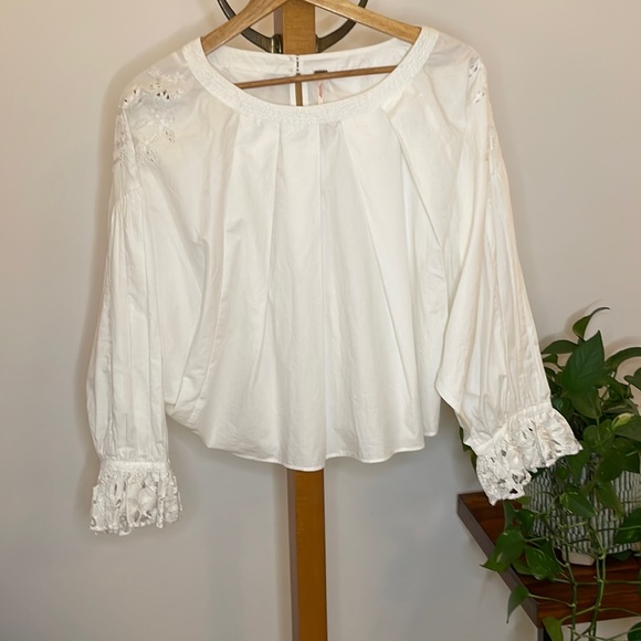 White Free People blouse w/shoulder & cuff details. EUC. XS. - Picture 1 of 5